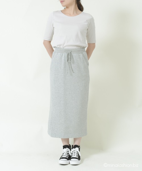 ストリート見えするスウェットスカートで作る春の40代ママコーデ