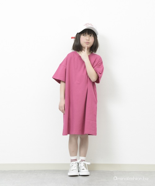 オーバーサイズワンピをゆったり着こなす女の子らしいコーデ