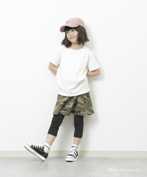 ホワイトTシャツは相性抜群のミニタリー柄スカートと