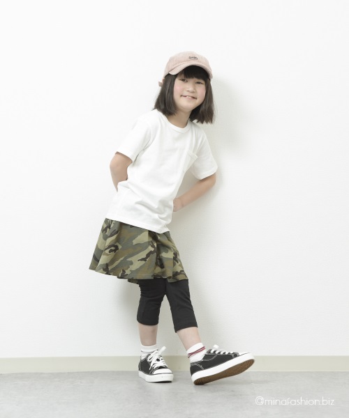 ホワイトTシャツは相性抜群のミニタリー柄スカートと