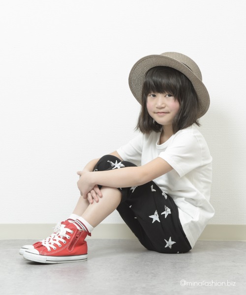 ホワイト×ネイビーの大人カラーにキッズらしい星柄をプラス