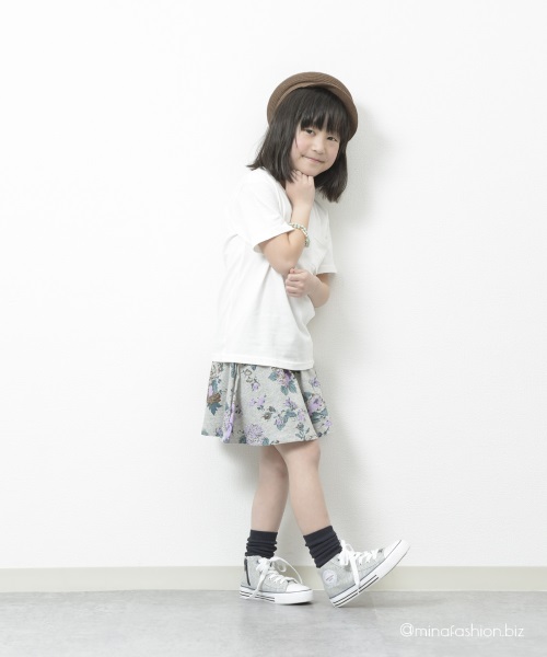 花柄スカート×ルーズソックスで足元から可愛らしく