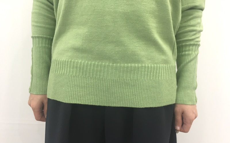 DoCLASSE シルクフィール・ボタンデザインセーター