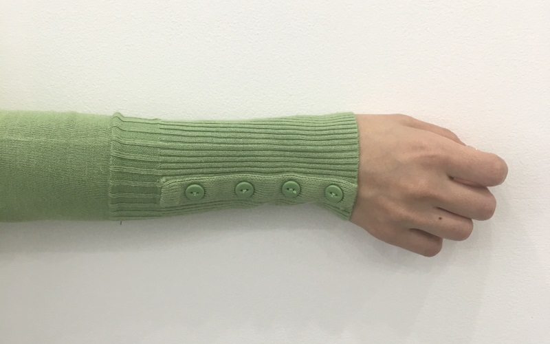 DoCLASSE シルクフィール・ボタンデザインセーター