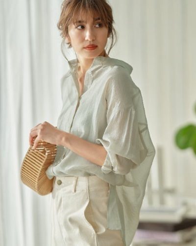 2020年30代女性の春夏トレンドファッション・シアーシャツ