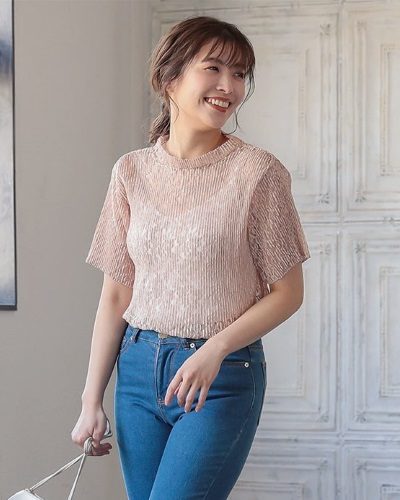 2020年30代女性の春夏トレンドファッション・レースブラウス