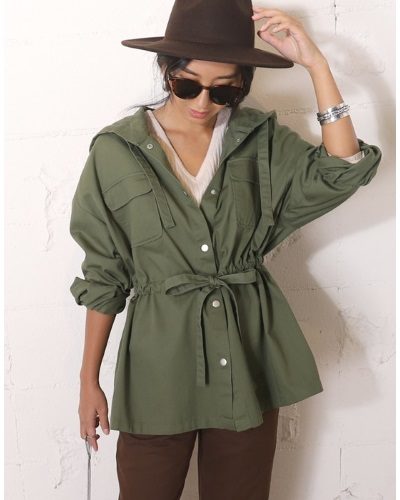 2020年30代女性の春夏トレンドファッション・マウンテンパーカー