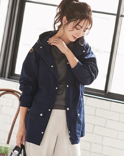 2020年30代女性の春夏トレンドファッション・マウンテンパーカー