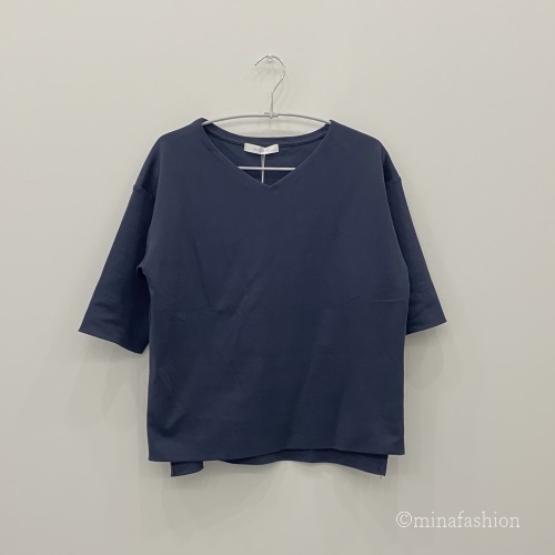 DoCLASSE　ドゥクラッセTシャツ・抜け感Vネック　4,389円（税込）