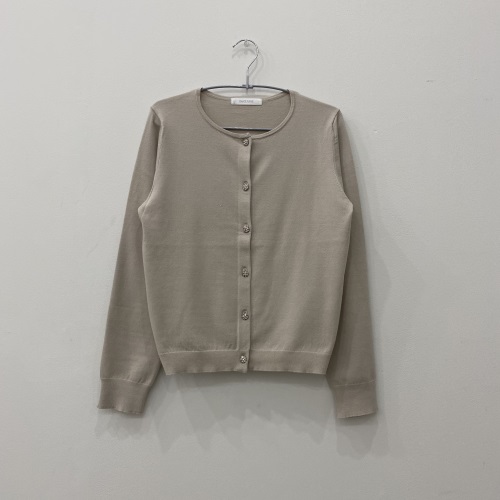 DoCLASSE　シルフィア・ビジューボタンカーディガン