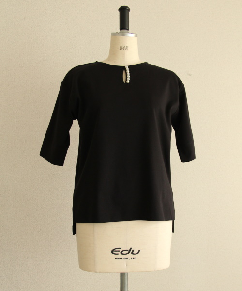 DoCLASSE　ドゥクラッセTシャツ・パール使いキーネック　5,489円（税込）