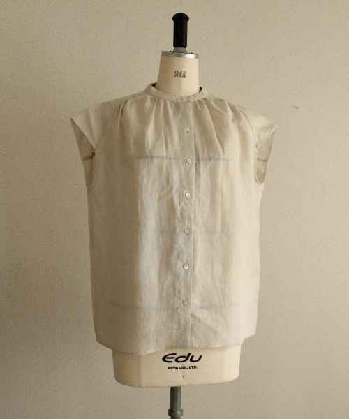 DoCLASSE　21番リネン・前ボタンギャザーブラウス　4,389円（税込）