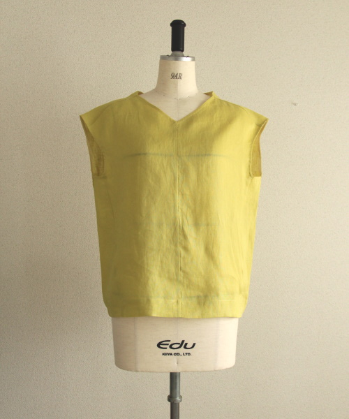 DoCLASSE　21番リネン・Vネックフレンチスリーブブラウス　4,389円（税込）