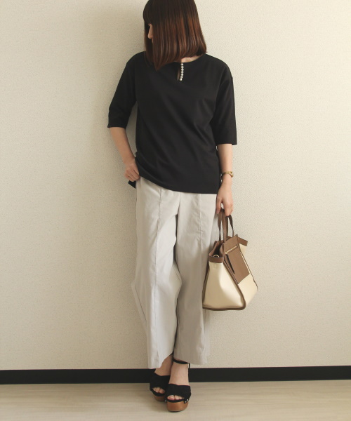 DoCLASSE　ドゥクラッセTシャツ・パール使いキーネック　5,489円（税込）