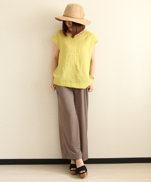 DoCLASSE　21番リネン・Vネックフレンチスリーブブラウス　4,389円（税込）