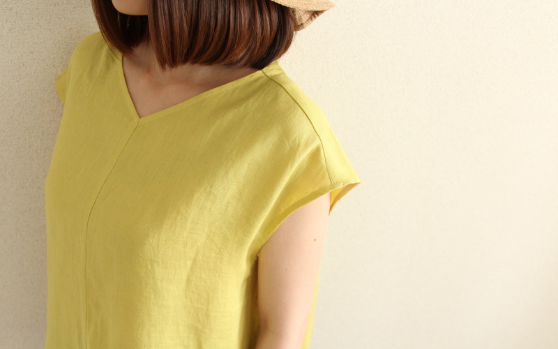 DoCLASSE　21番リネン・Vネックドルマンブラウス　4,389円（税込）