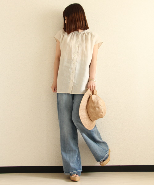 DoCLASSE　21番リネン・前ボタンギャザーブラウス　4,389円（税込）