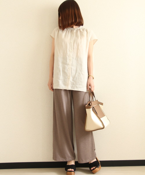 DoCLASSE 21番リネン・前ボタンギャザーブラウス 4,389円(税込)