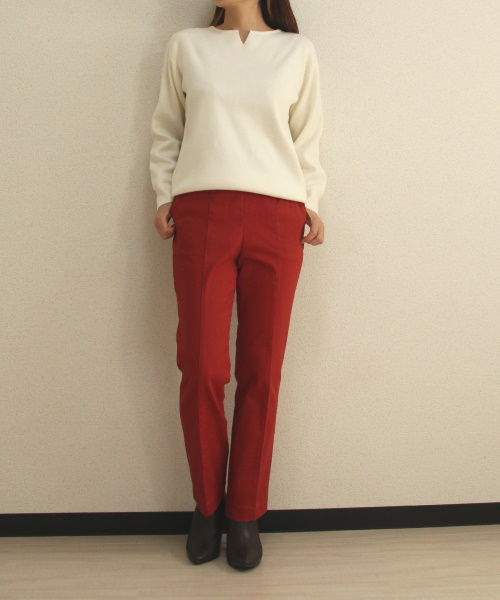 DoCLASSE　リラクシーニット・総針キーネック　4,389円（税込）