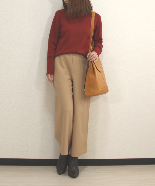 DoCLASSE　総針ニット・ハイネックプルオーバー　3,289円（税込）