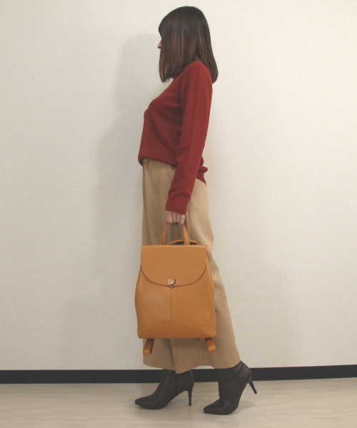 DoCLASSE　総針ニット・ハイネックプルオーバー　3,289円（税込）