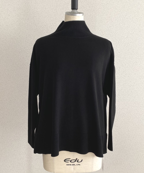 DoCLASSE　リラクシーニット・バックスリットハイネック　5,489円（税込）