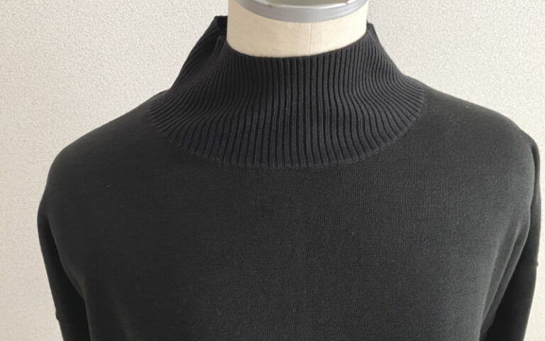 DoCLASSE　リラクシーニット・バックスリットハイネック　5,489円（税込）