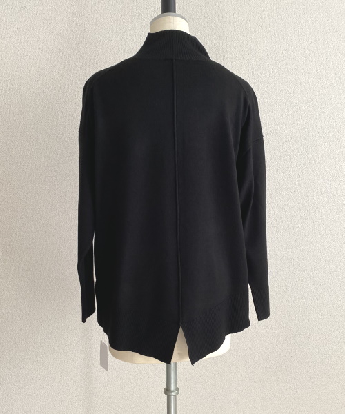 DoCLASSE　リラクシーニット・バックスリットハイネック　5,489円（税込）