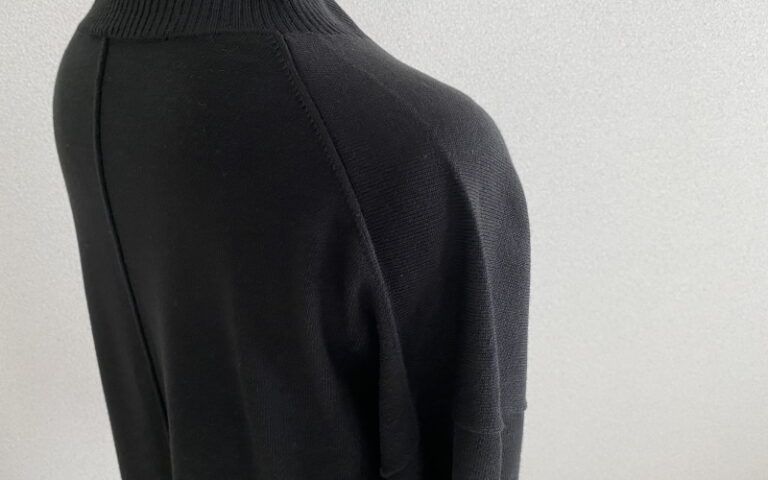 DoCLASSE　リラクシーニット・バックスリットハイネック　5,489円（税込）