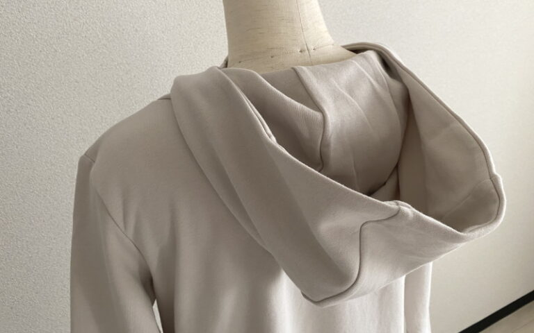 DoCLASSE　接結ストレッチ・フーデッドプルオーバー　3,289円（税込）