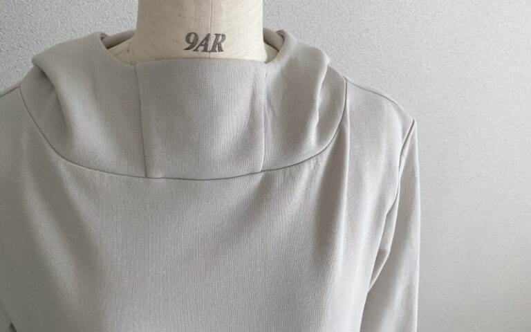 DoCLASSE　接結ストレッチ・フーデッドプルオーバー　3,289円（税込）