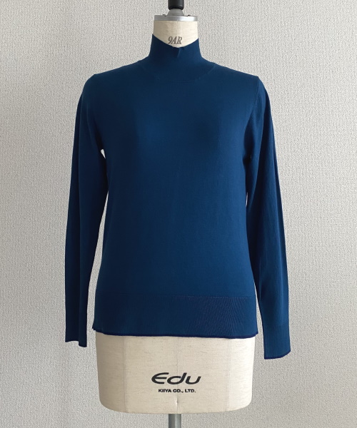 DoCLASSE　シルクフィール・ハイネックアンサンブル　8,789円（税込）