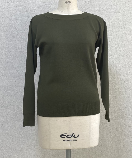 DoCLASSE　総針ニット・ボートネックプルオーバー3,289円（税込）