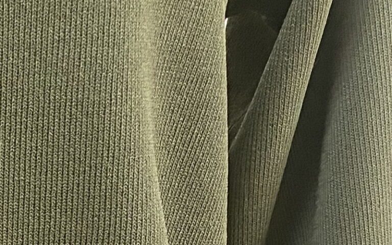 DoCLASSE　総針ニット・ボートネックプルオーバー3,289円（税込）