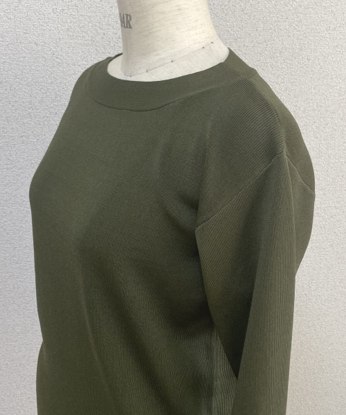 DoCLASSE　総針ニット・ボートネックプルオーバー3,289円（税込）