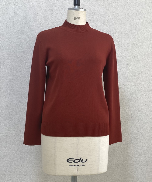 DoCLASSE　総針ニット・ハイネックプルオーバー　3,289円（税込）