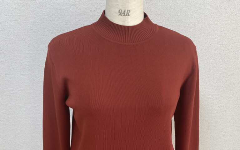 DoCLASSE　総針ニット・ハイネックプルオーバー　3,289円（税込）