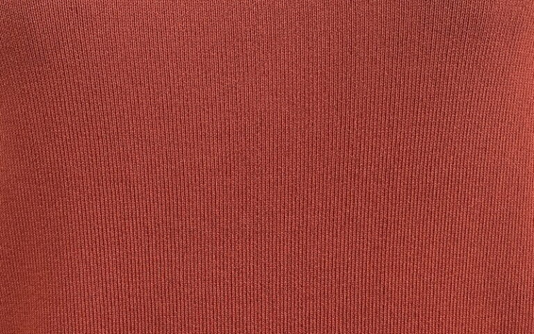 DoCLASSE　総針ニット・ハイネックプルオーバー　3,289円（税込）