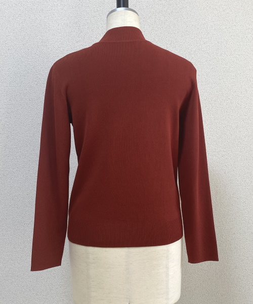 DoCLASSE　総針ニット・ハイネックプルオーバー　3,289円（税込）