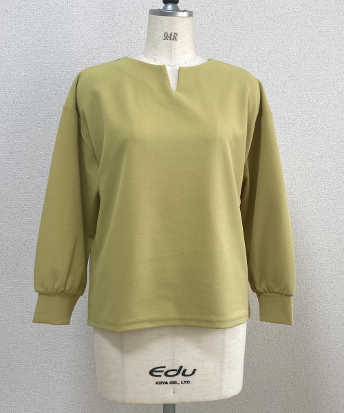 DoCLASSE　フレクシージョーゼット・キーネックトップス　5,489円（税込）