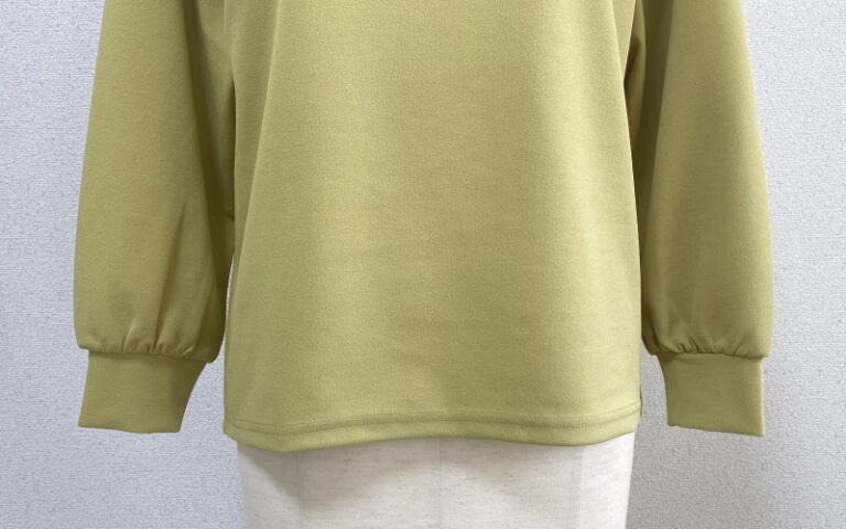 DoCLASSE　フレクシージョーゼット・キーネックトップス　5,489円（税込）