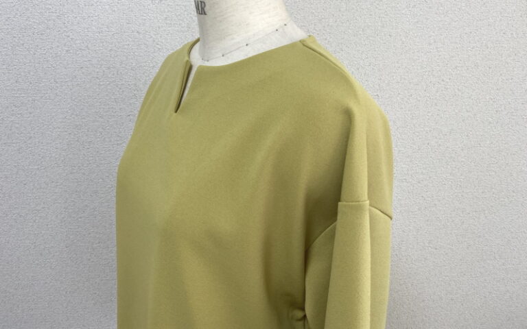 DoCLASSE　フレクシージョーゼット・キーネックトップス　5,489円（税込）