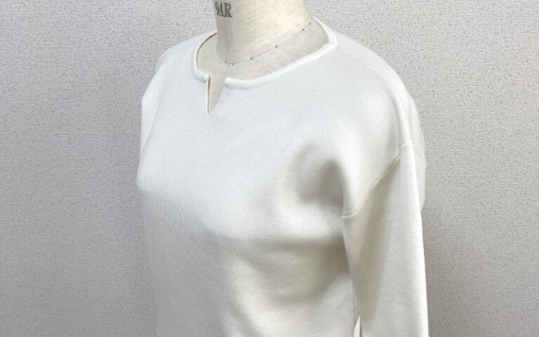 DoCLASSE　リラクシーニット・総針キーネック　4,389円（税込）