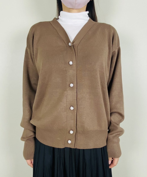 DoCLASSE　総針編み・パールボタンカーディガン　8,789円（税込）