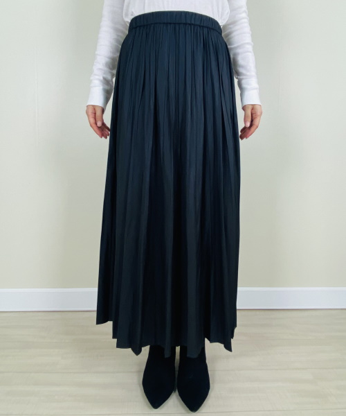DoCLASSE　グロッシーライト・プリーツスカート　9,889円（税込）