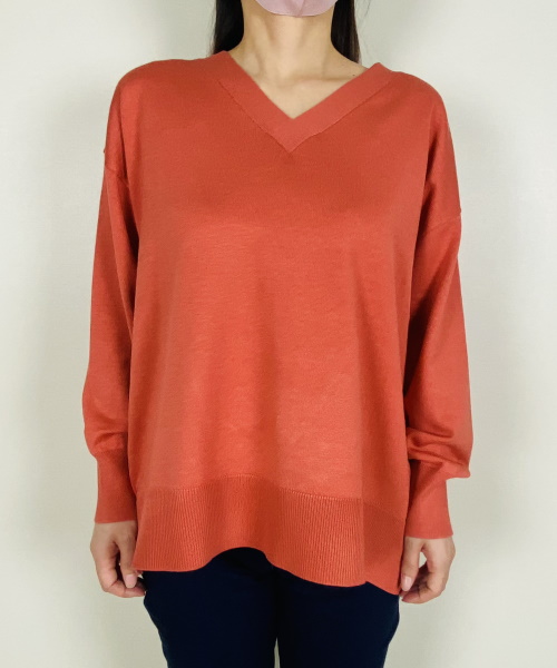 DoCLASSE　レーヨンMIX・ワイドVネックセーター　5,489円（税込）