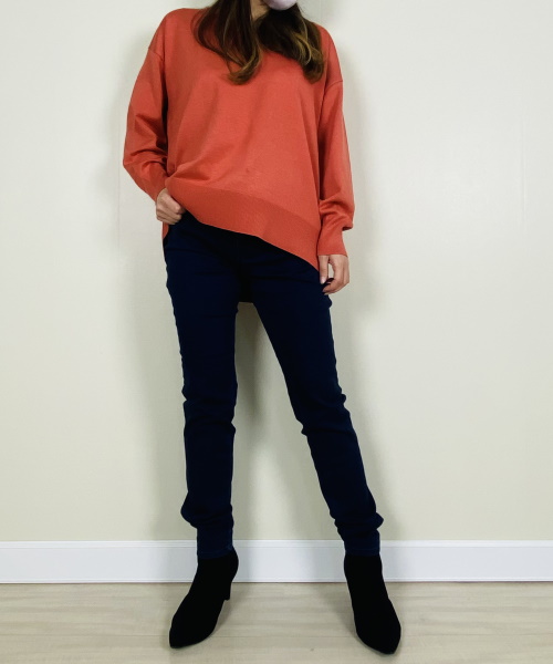 DoCLASSE　レーヨンMIX・ワイドVネックセーター　5,489円（税込）