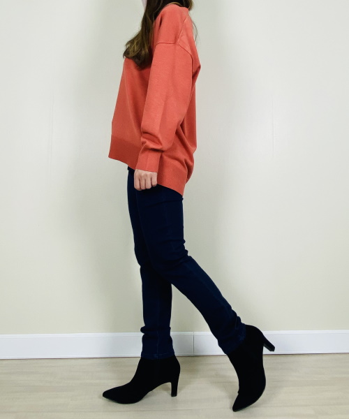 DoCLASSE　レーヨンMIX・ワイドVネックセーター　5,489円（税込）