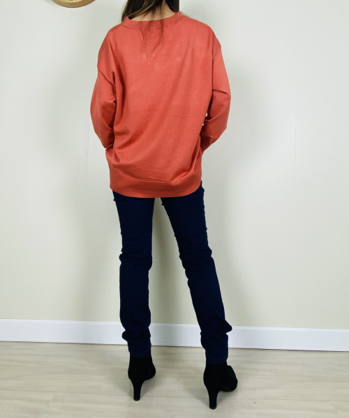 DoCLASSE　レーヨンMIX・ワイドVネックセーター　5,489円（税込）