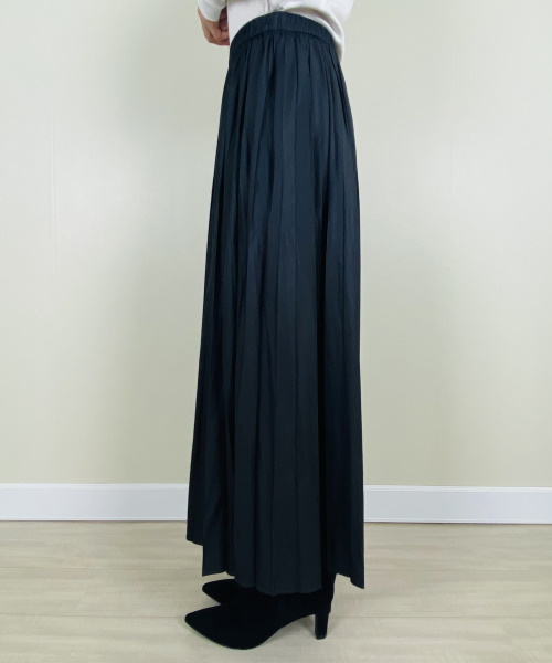 DoCLASSE　グロッシーライト・プリーツスカート　9,889円（税込）